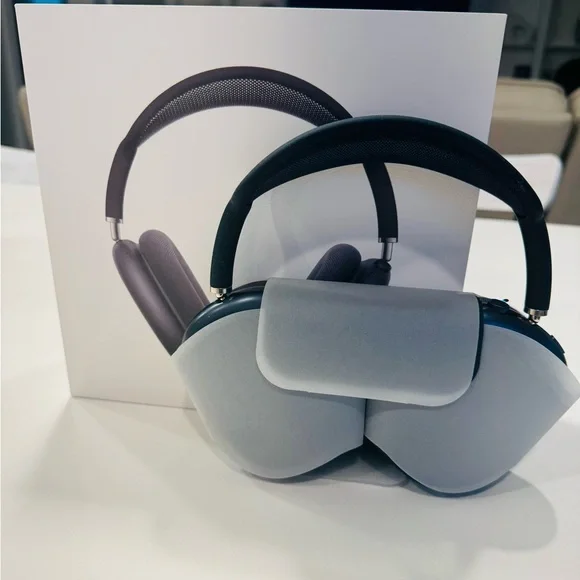 AirPods Max - Over-Ear Headphones - Picture 4 of 4